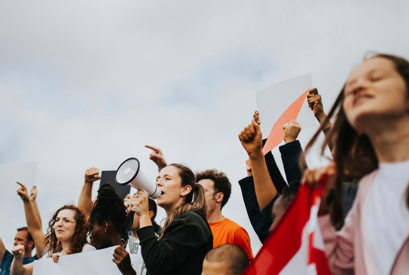 Grupa protestujących